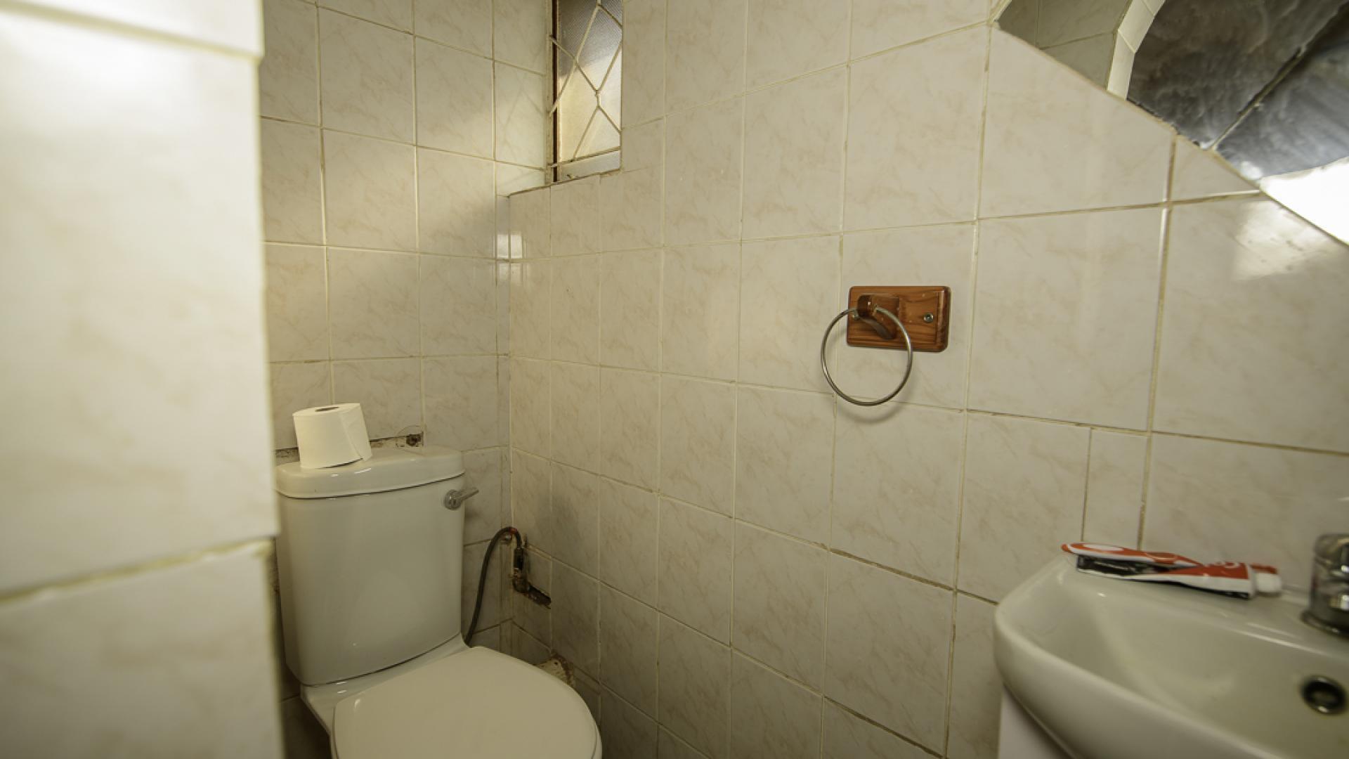 Bathroom 1 of property in Klerksdorp