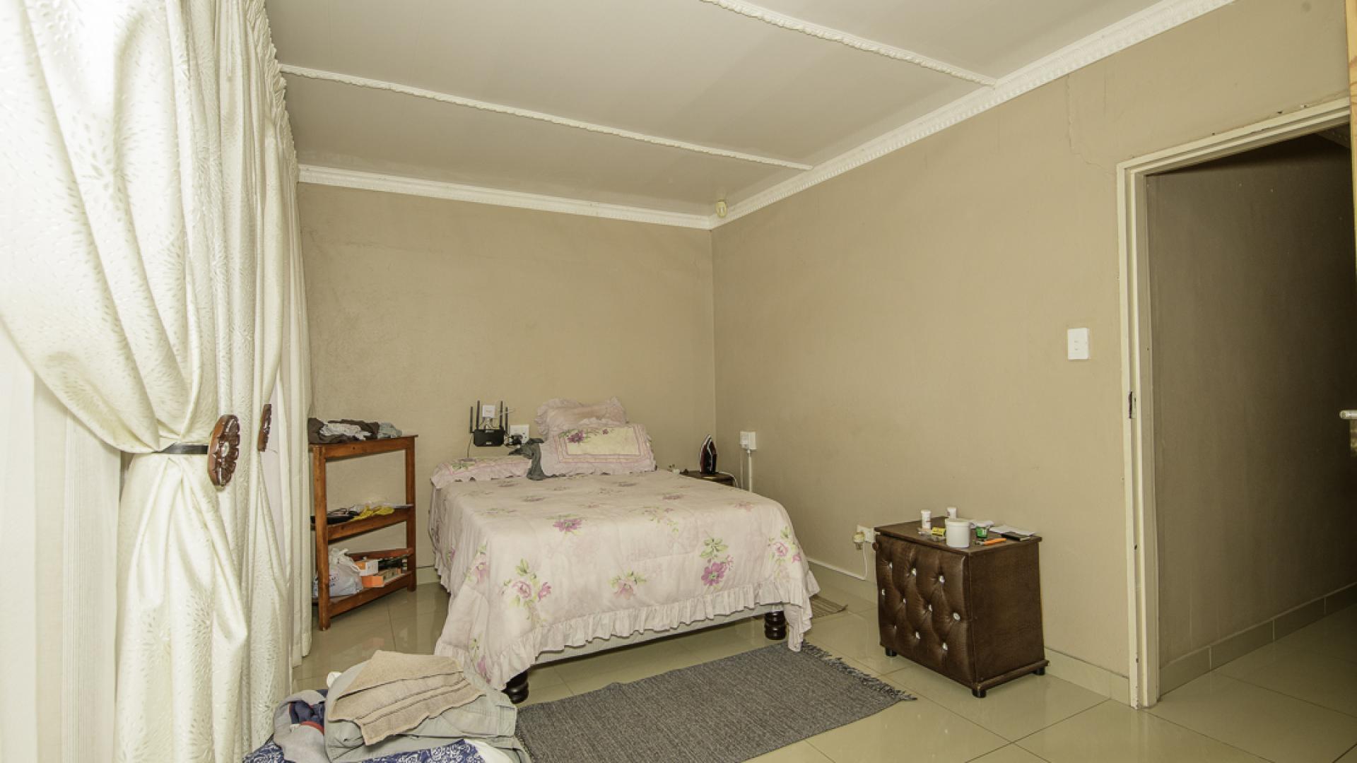 Bed Room 1 of property in Klerksdorp