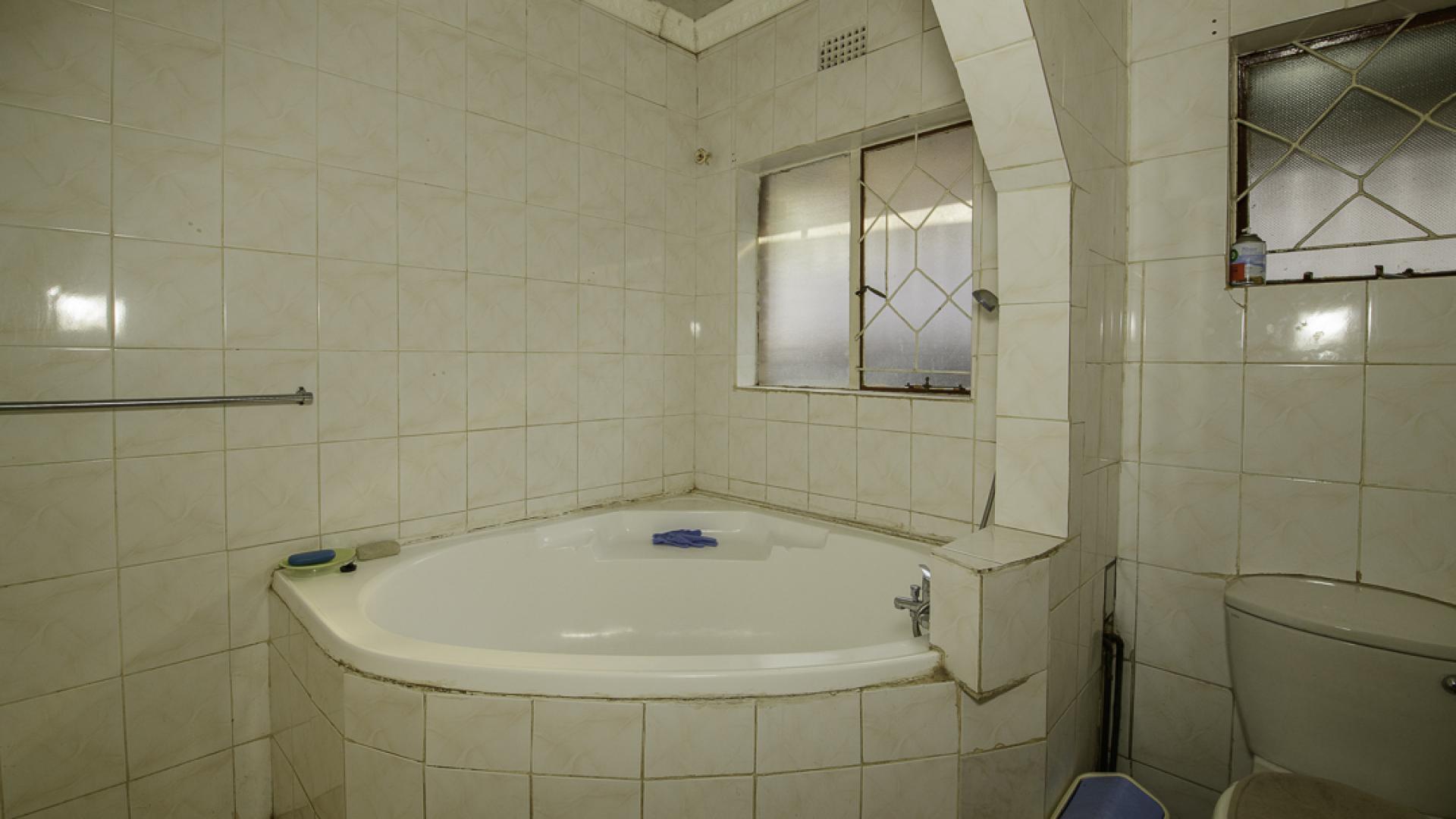 Bathroom 2 of property in Klerksdorp