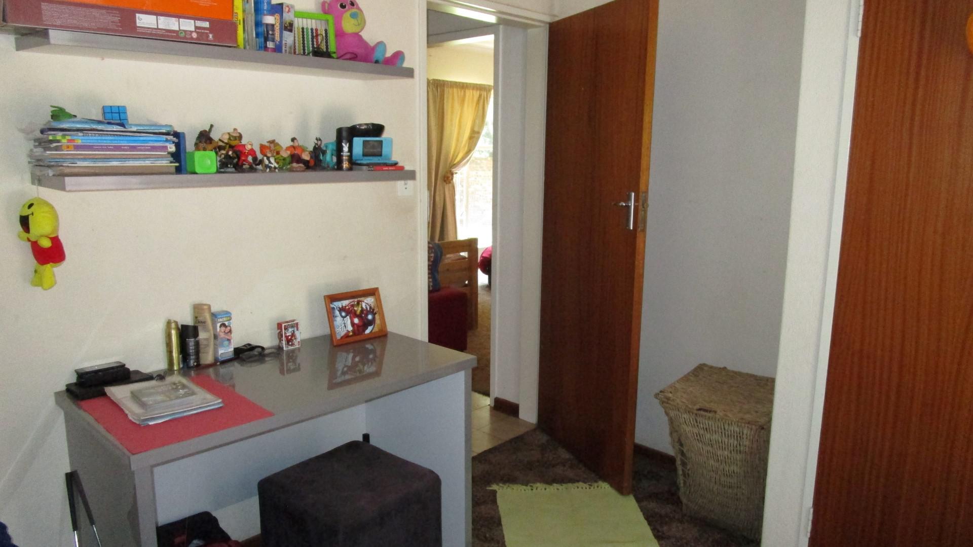 Bed Room 1 - 14 square meters of property in Edleen