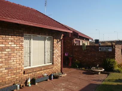 2 Bedroom House for Sale For Sale in Zwartkop - Home Sell - MR26259