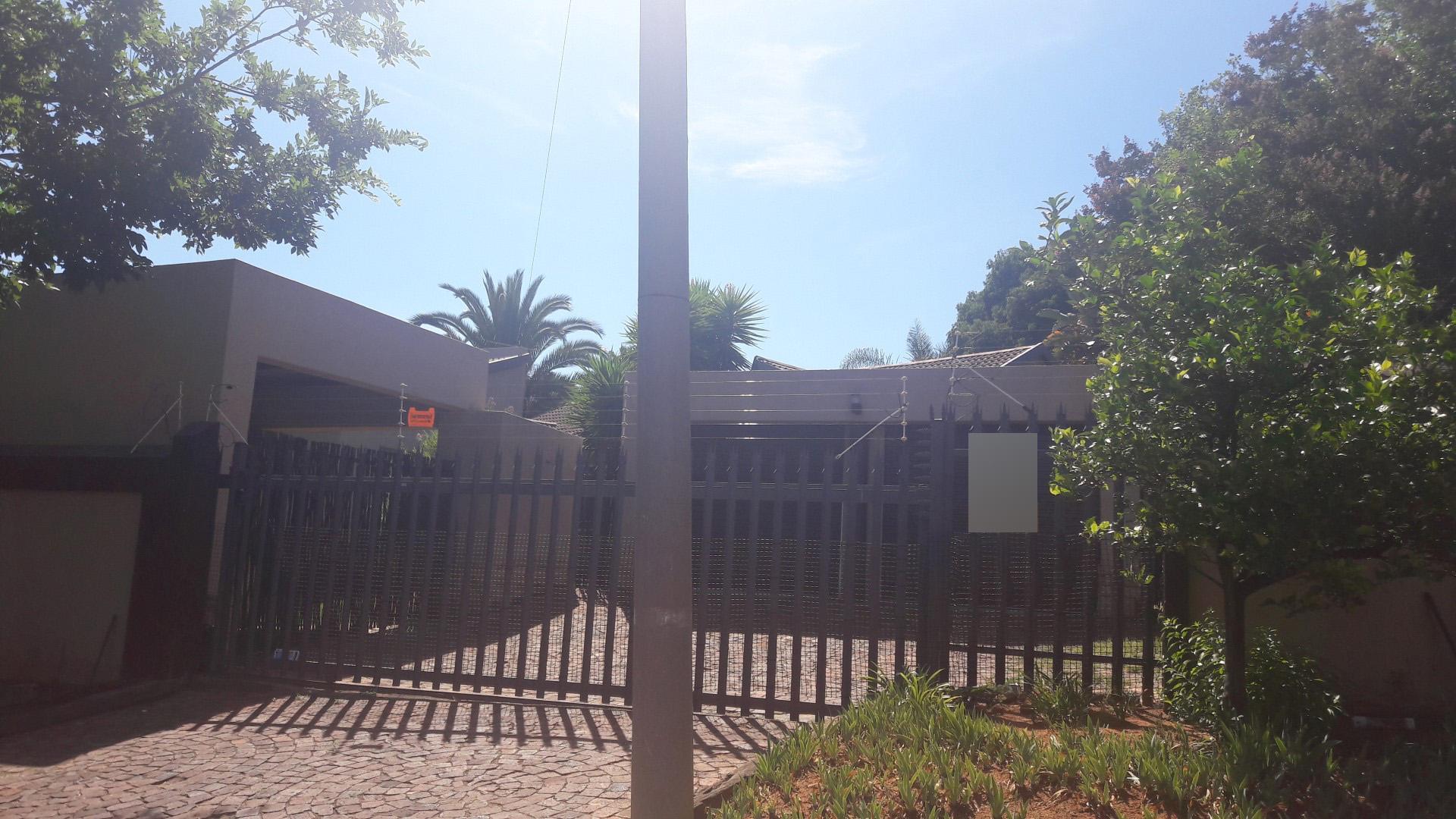 Front View of property in Radiokop