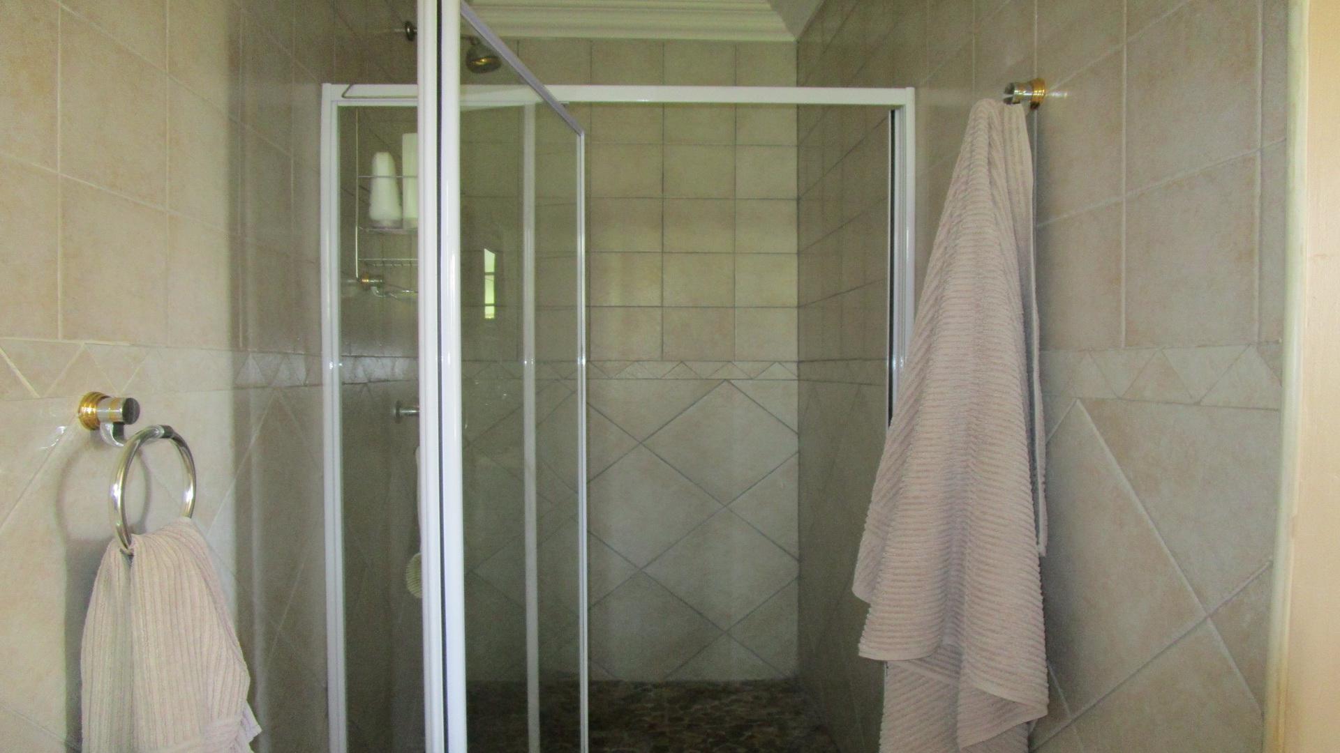 Bathroom 2 of property in Waterkloof Park