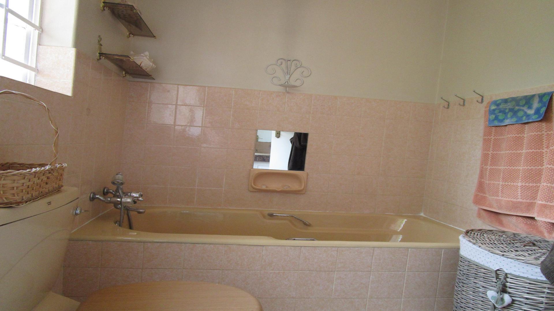 Main Bathroom of property in Waterkloof Park