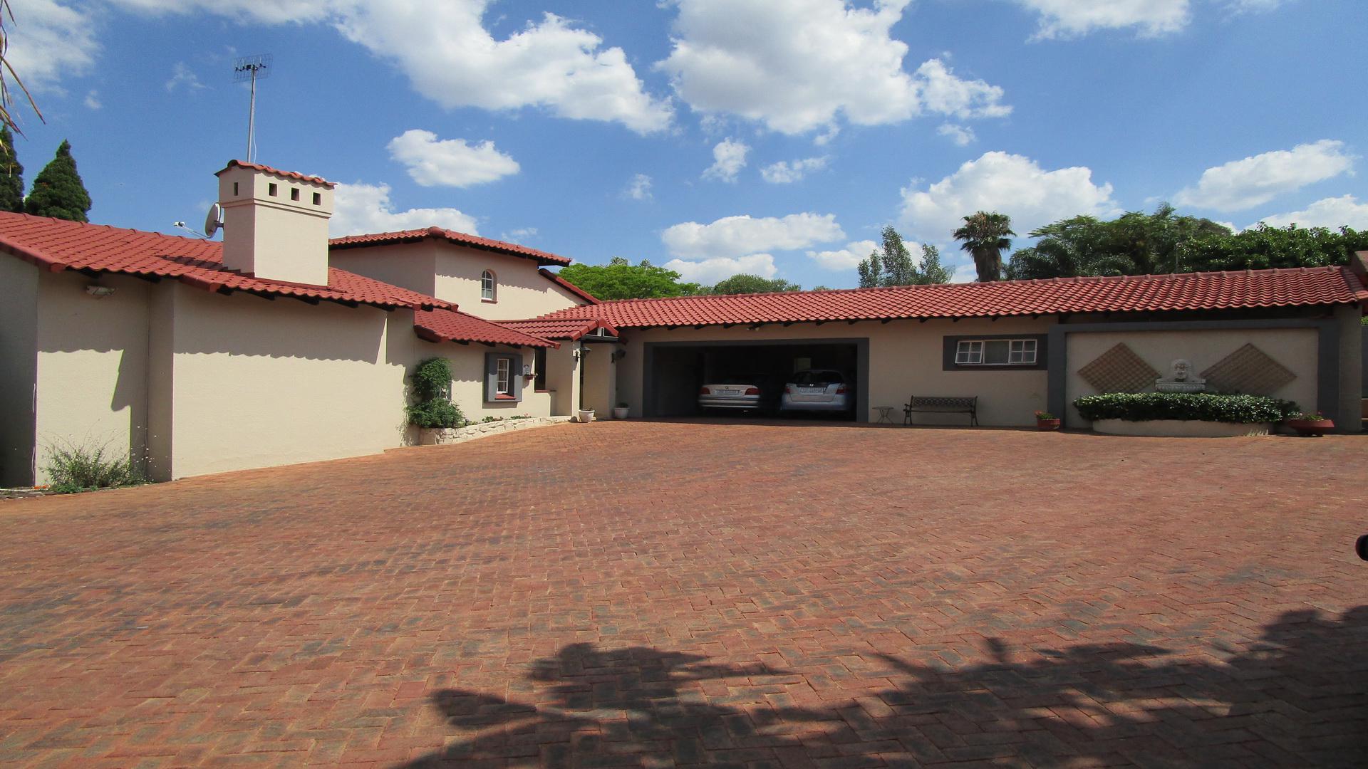 Front View of property in Waterkloof Park