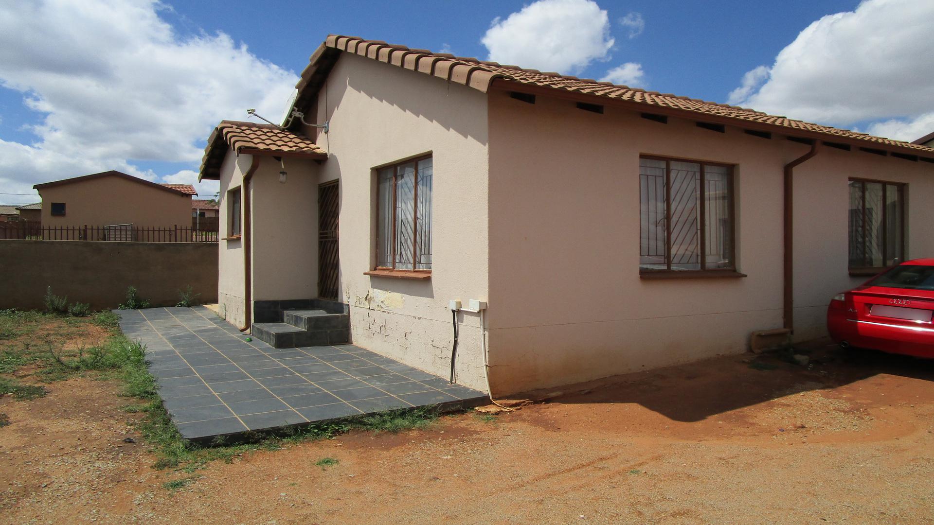 Front View of property in Mahube Valley