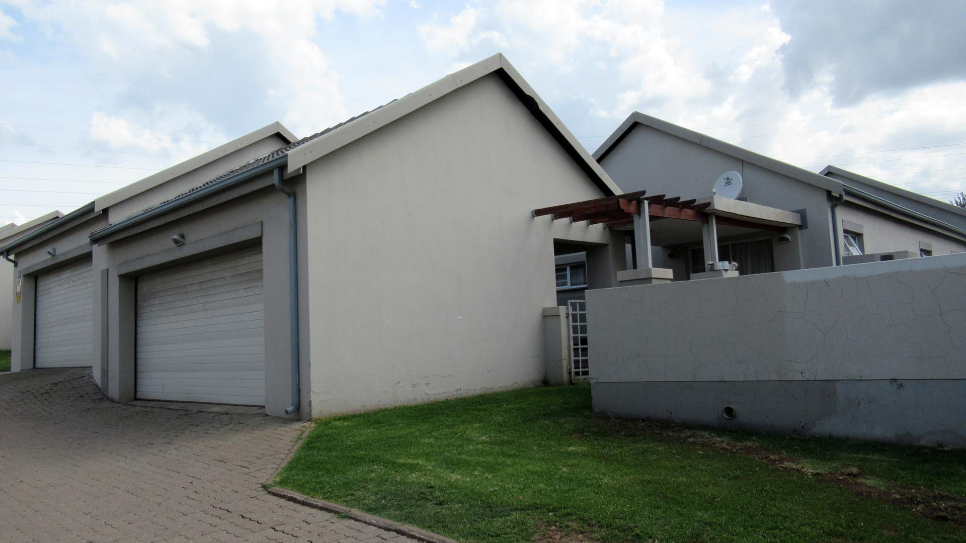 Front View of property in Die Heuwel