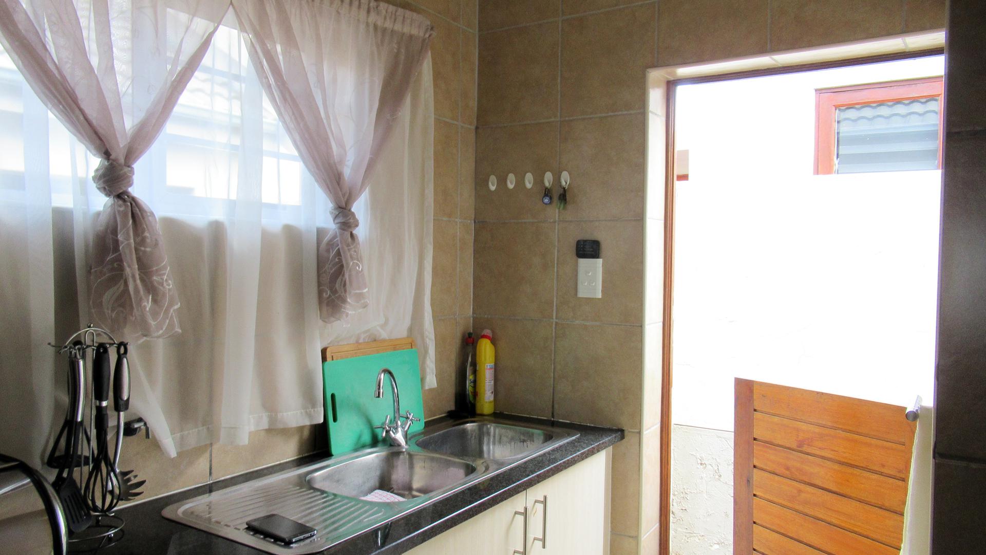 Kitchen - 10 square meters of property in Die Heuwel