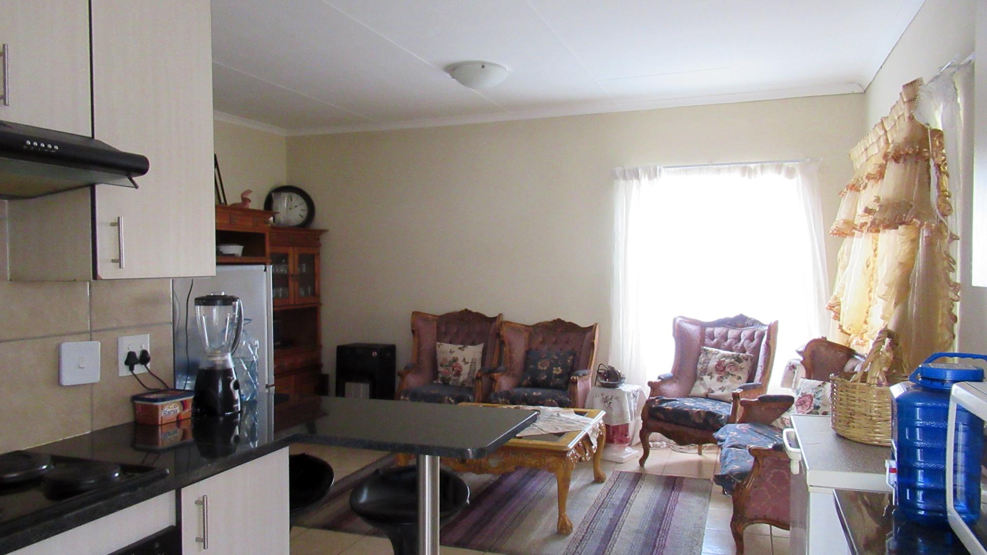 Kitchen - 10 square meters of property in Die Heuwel