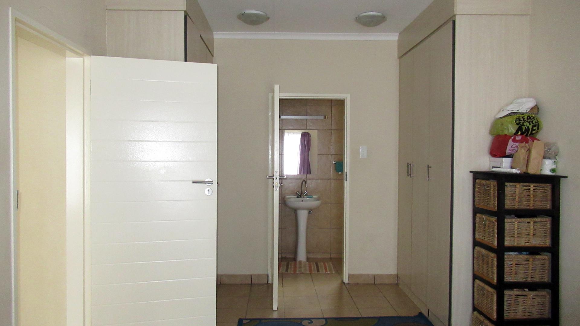 Main Bedroom - 20 square meters of property in Die Heuwel