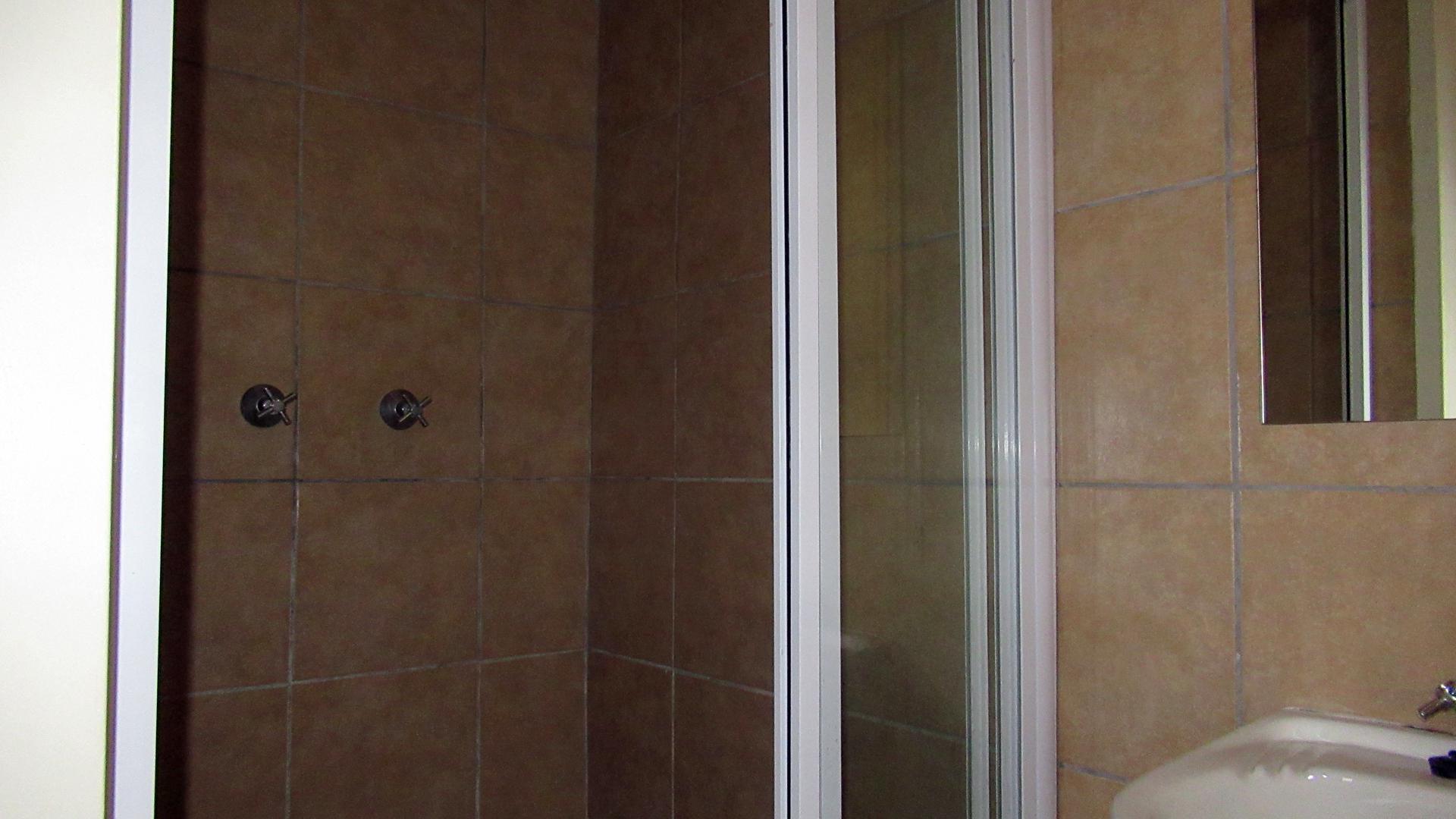 Main Bathroom - 4 square meters of property in Die Heuwel