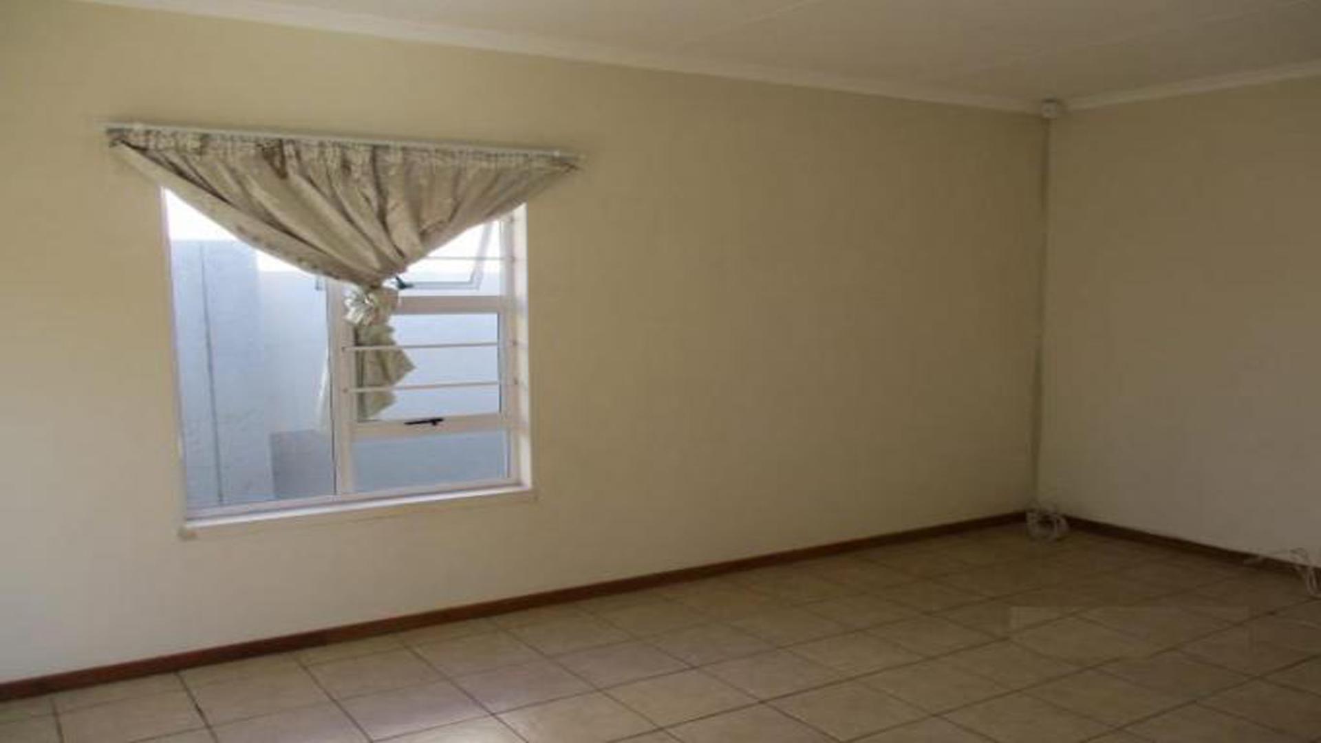 Lounges - 17 square meters of property in Die Heuwel