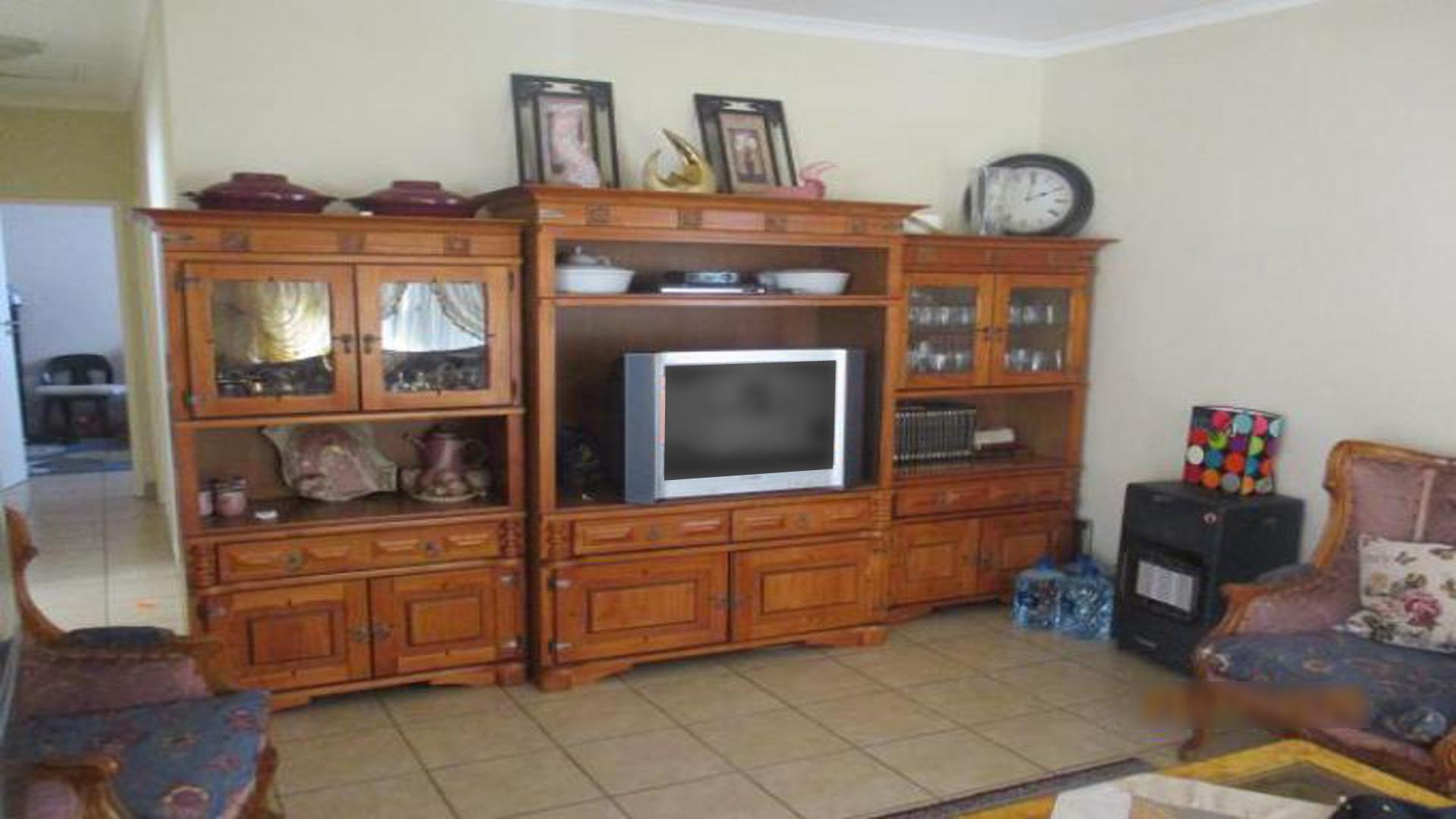 Lounges - 17 square meters of property in Die Heuwel