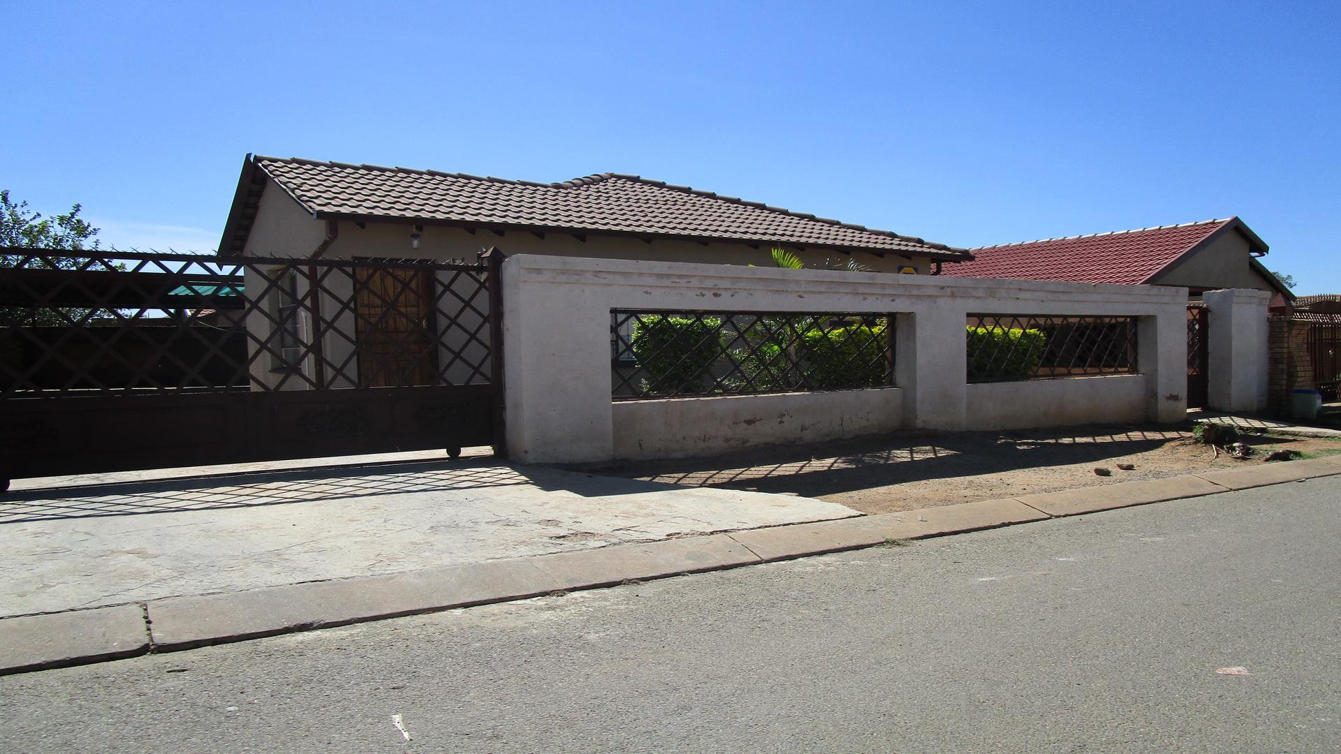 Front View of property in Lotus Gardens