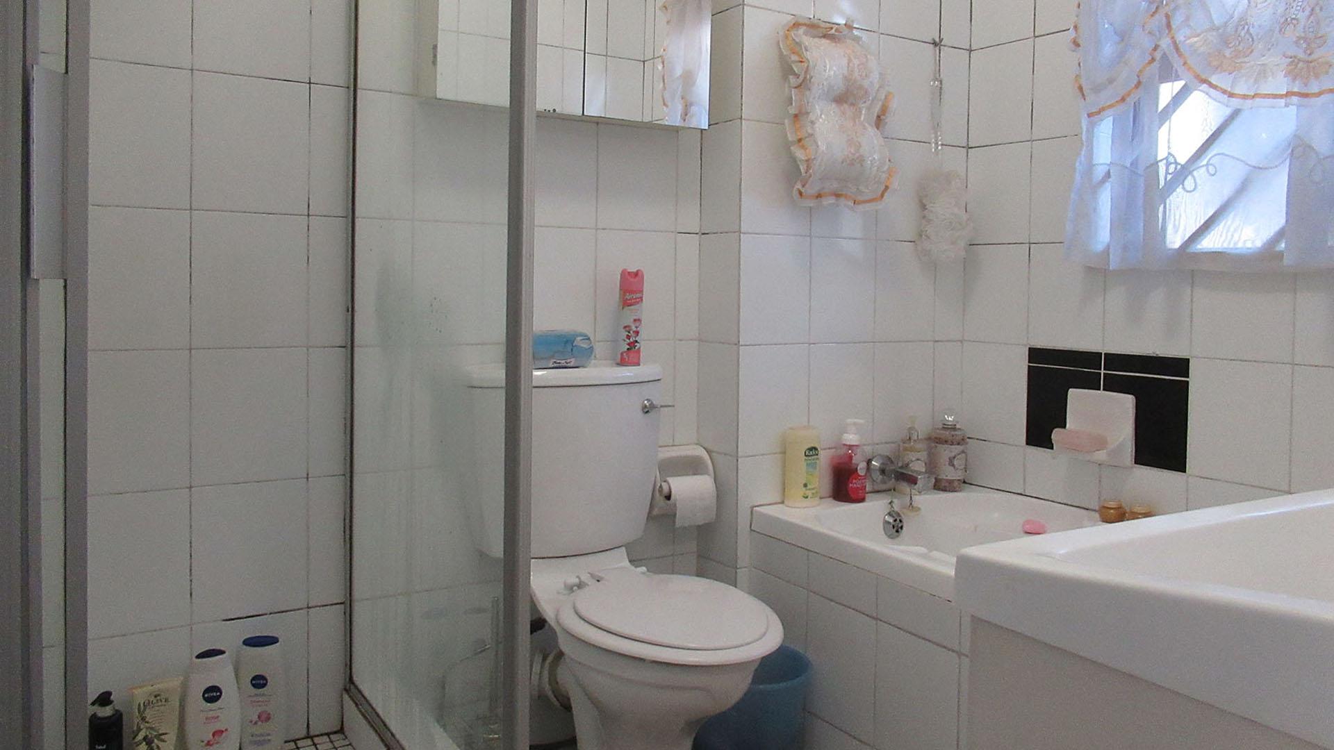 Bathroom 1 - 5 square meters of property in Morningside