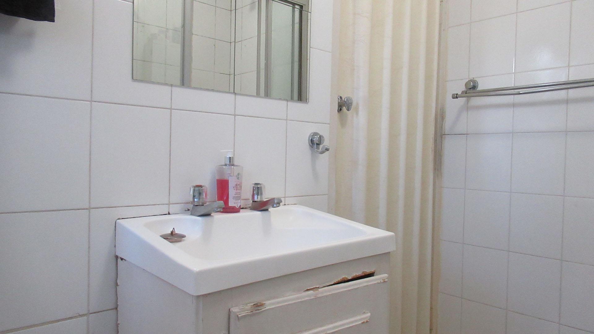 Bathroom 1 - 5 square meters of property in Morningside