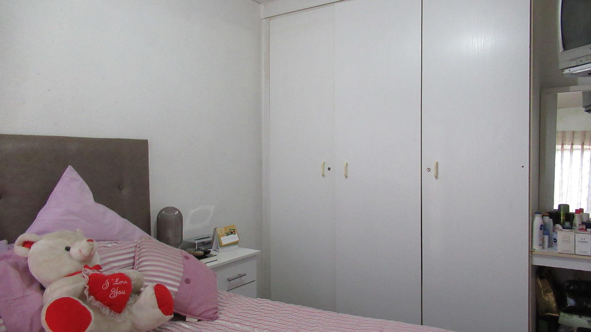 Bed Room 1 - 15 square meters of property in Morningside