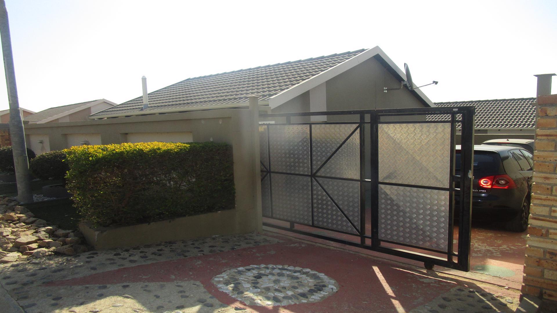 Front View of property in Zandspruit