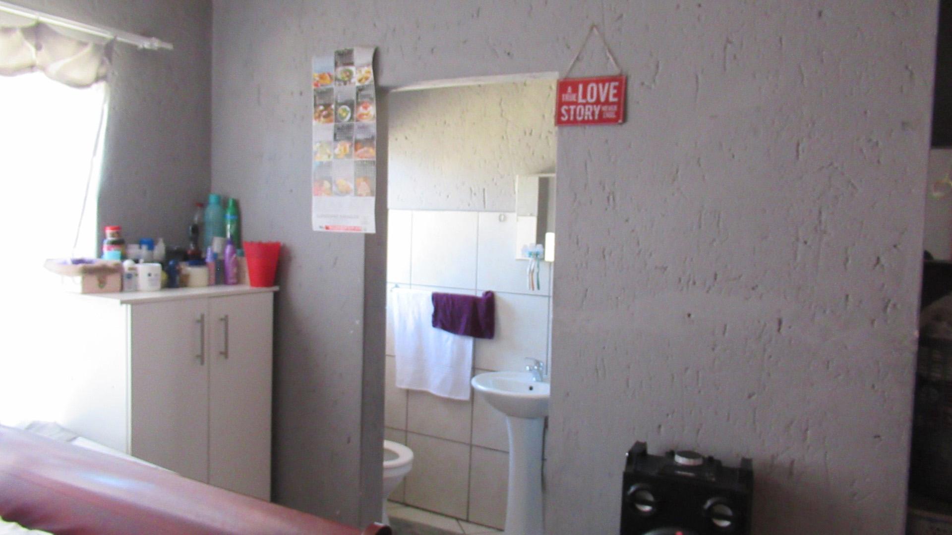 Main Bedroom - 14 square meters of property in Croydon