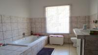 Bathroom 3+ of property in Knoppieslaagte