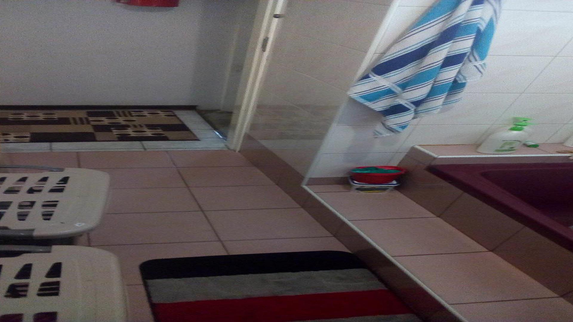 Bathroom 1 - 29 square meters of property in Zakariyya Park