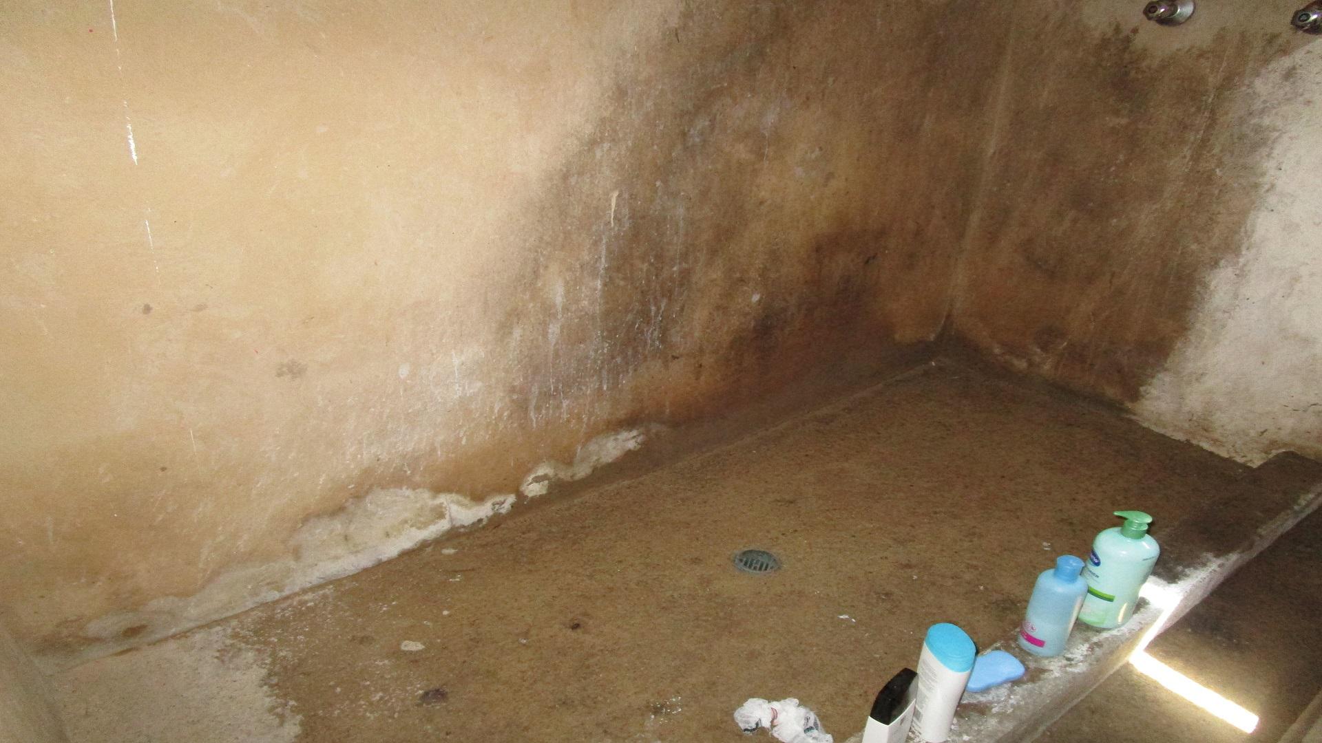 Main Bathroom - 13 square meters of property in Zakariyya Park