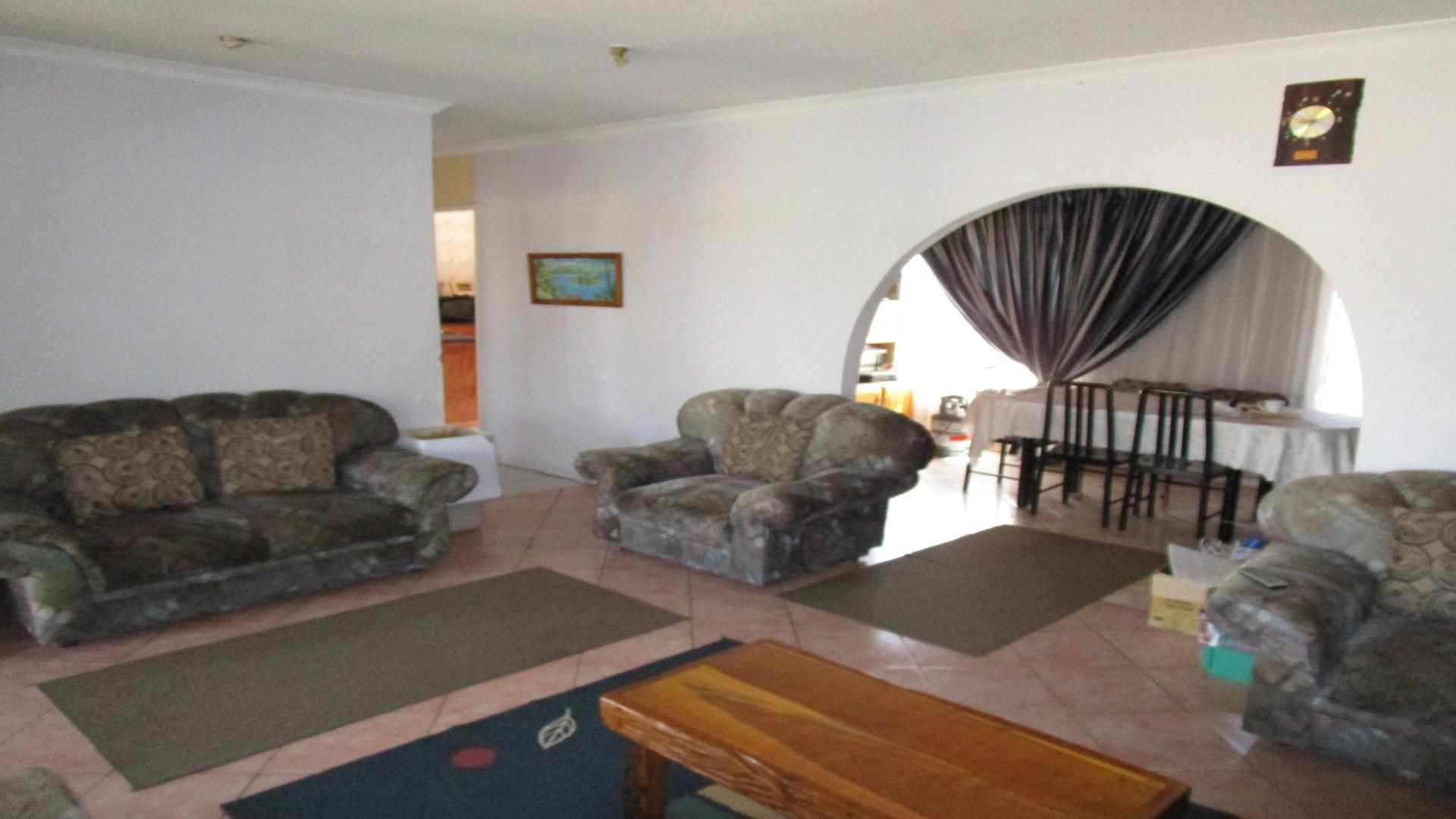 Lounges - 97 square meters of property in Zakariyya Park