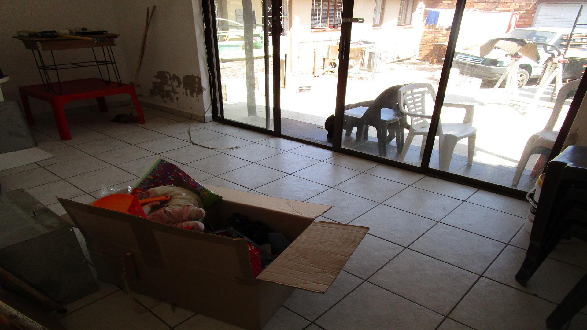 Lounges - 97 square meters of property in Zakariyya Park