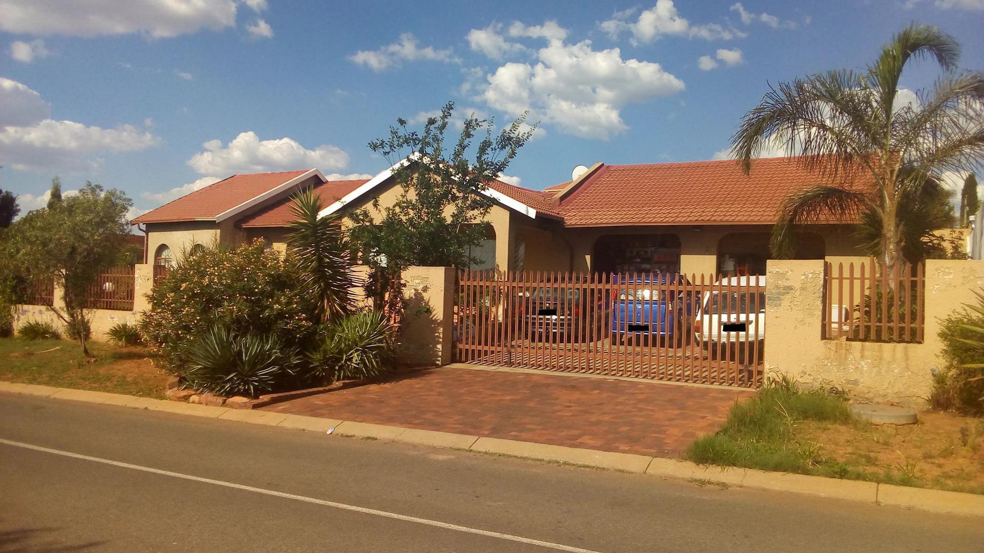 Front View of property in Zakariyya Park