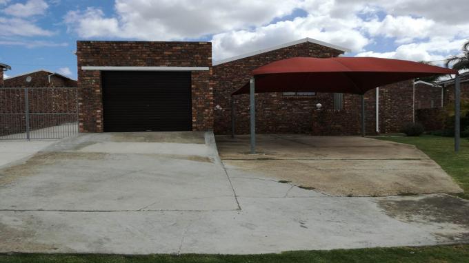 2 Bedroom House for Sale For Sale in Uitenhage - Private Sale - MR269592