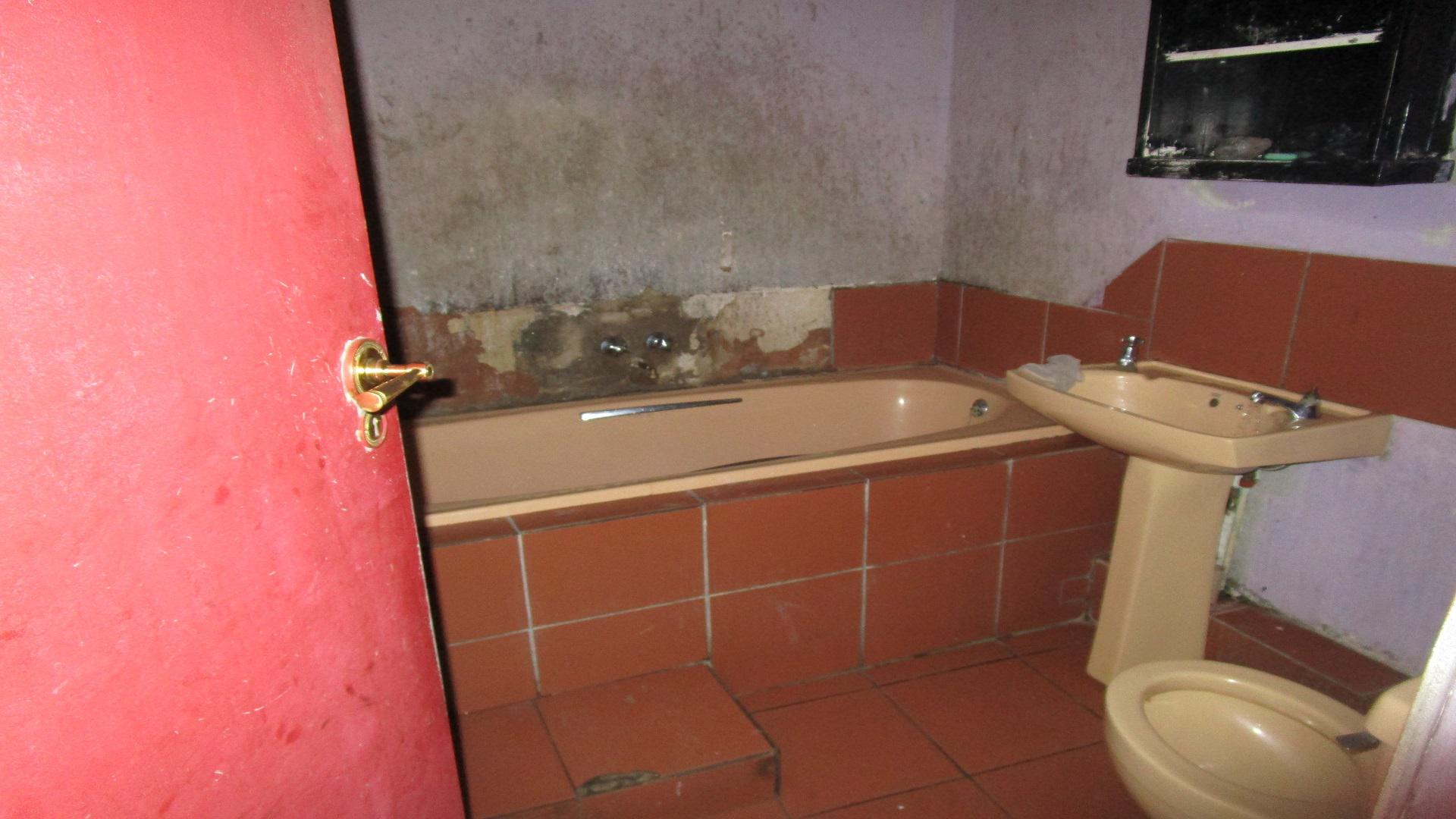 Bathroom 1 of property in Ferndale - JHB