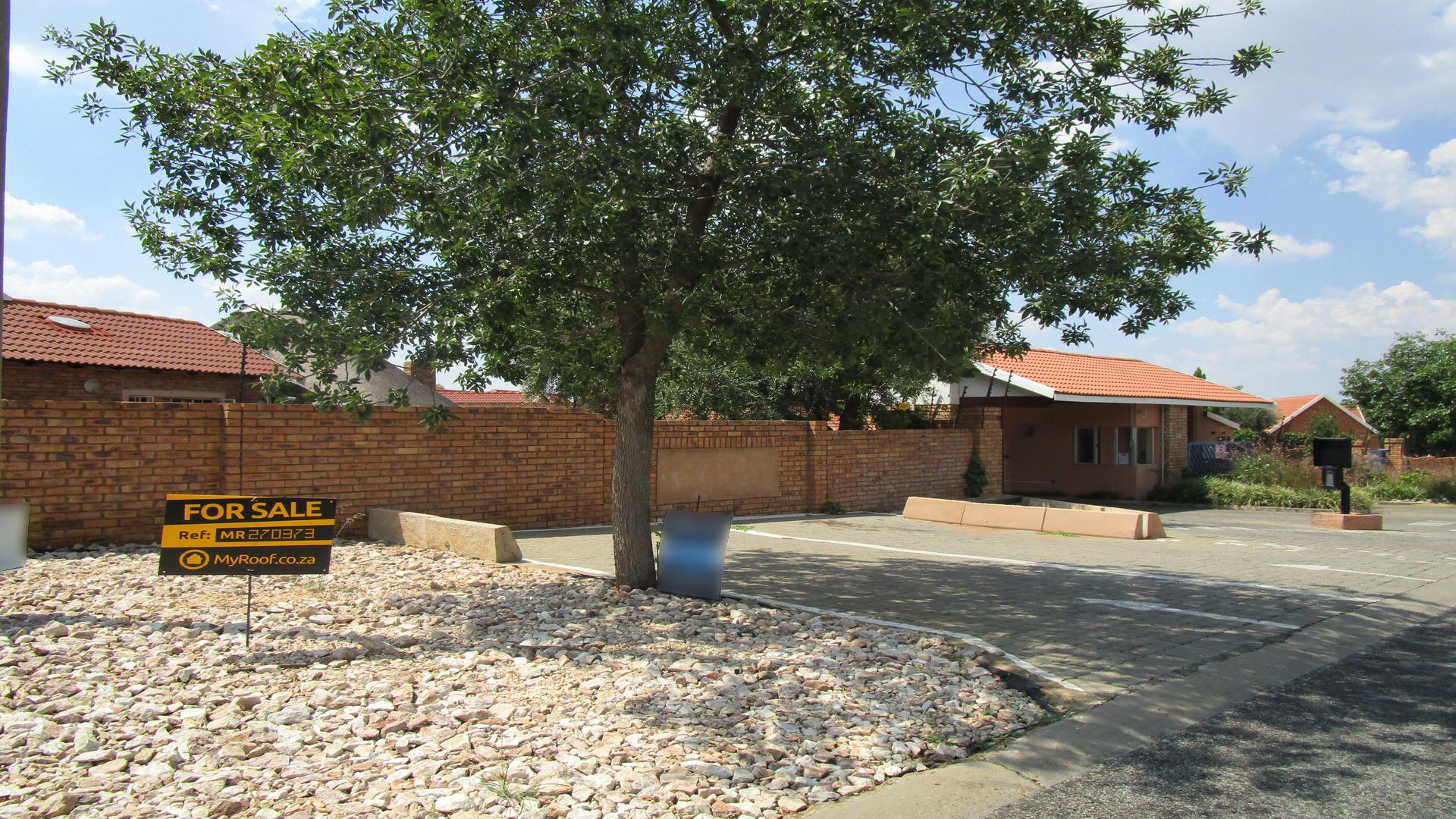 Front View of property in Safarituine