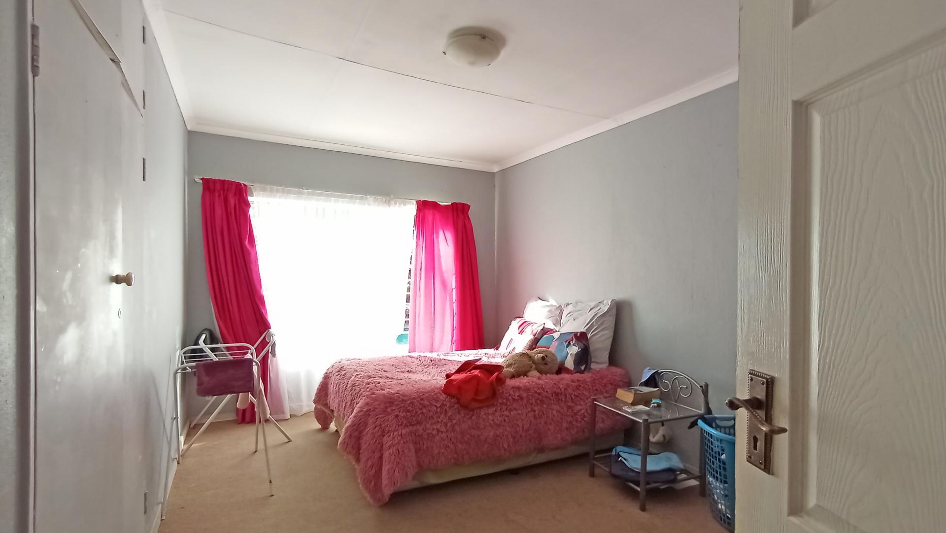 Bed Room 2 - 18 square meters of property in Olivedale