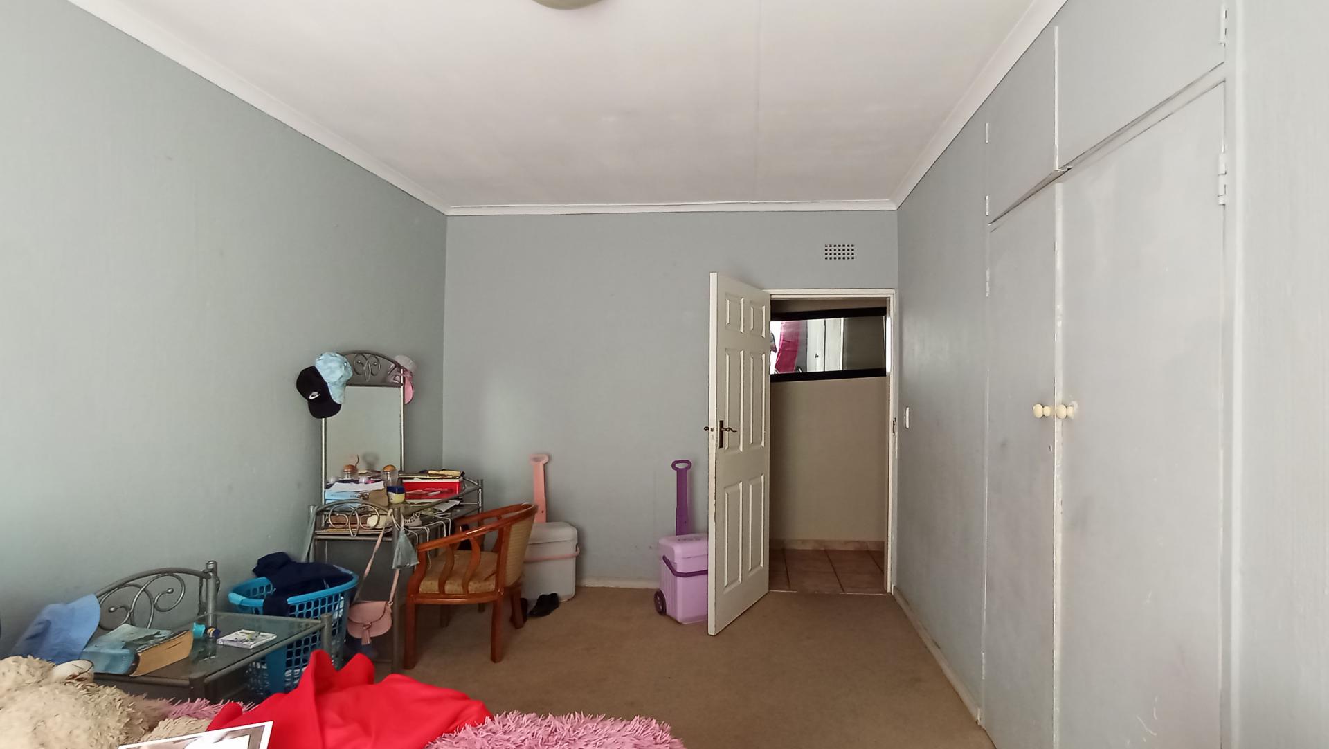 Bed Room 2 - 18 square meters of property in Olivedale