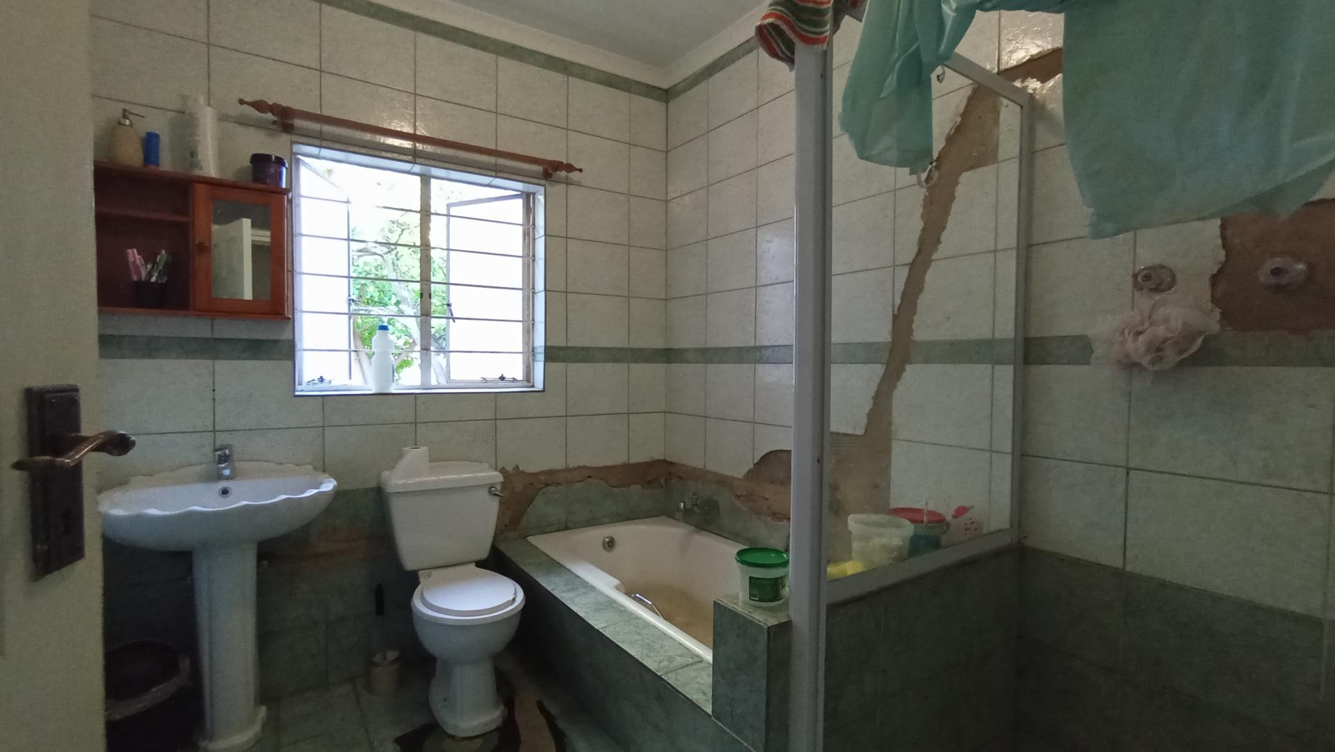 Bathroom 1 - 6 square meters of property in Olivedale