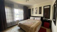 Main Bedroom - 17 square meters of property in Greenstone Hill