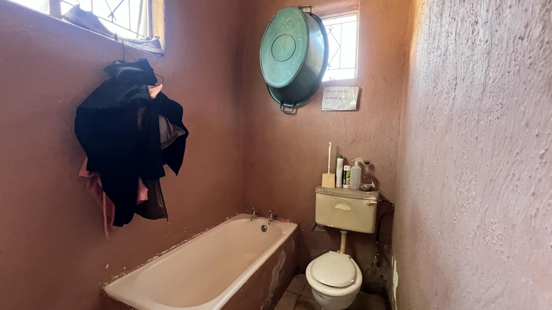 Bathroom 1 of property in Winchester Hills