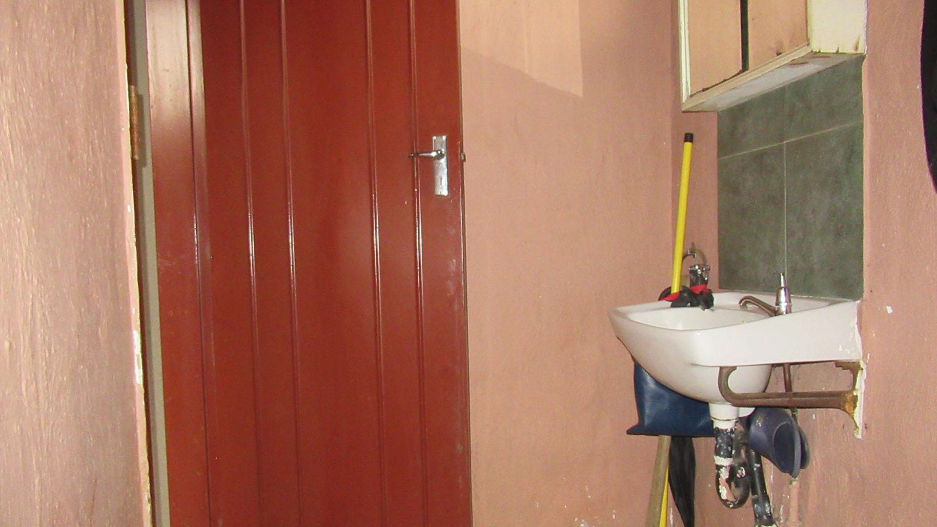 Staff Bathroom - 6 square meters of property in Winchester Hills