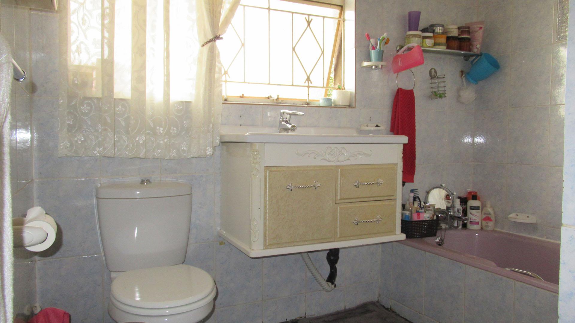 Main Bathroom - 8 square meters of property in Winchester Hills