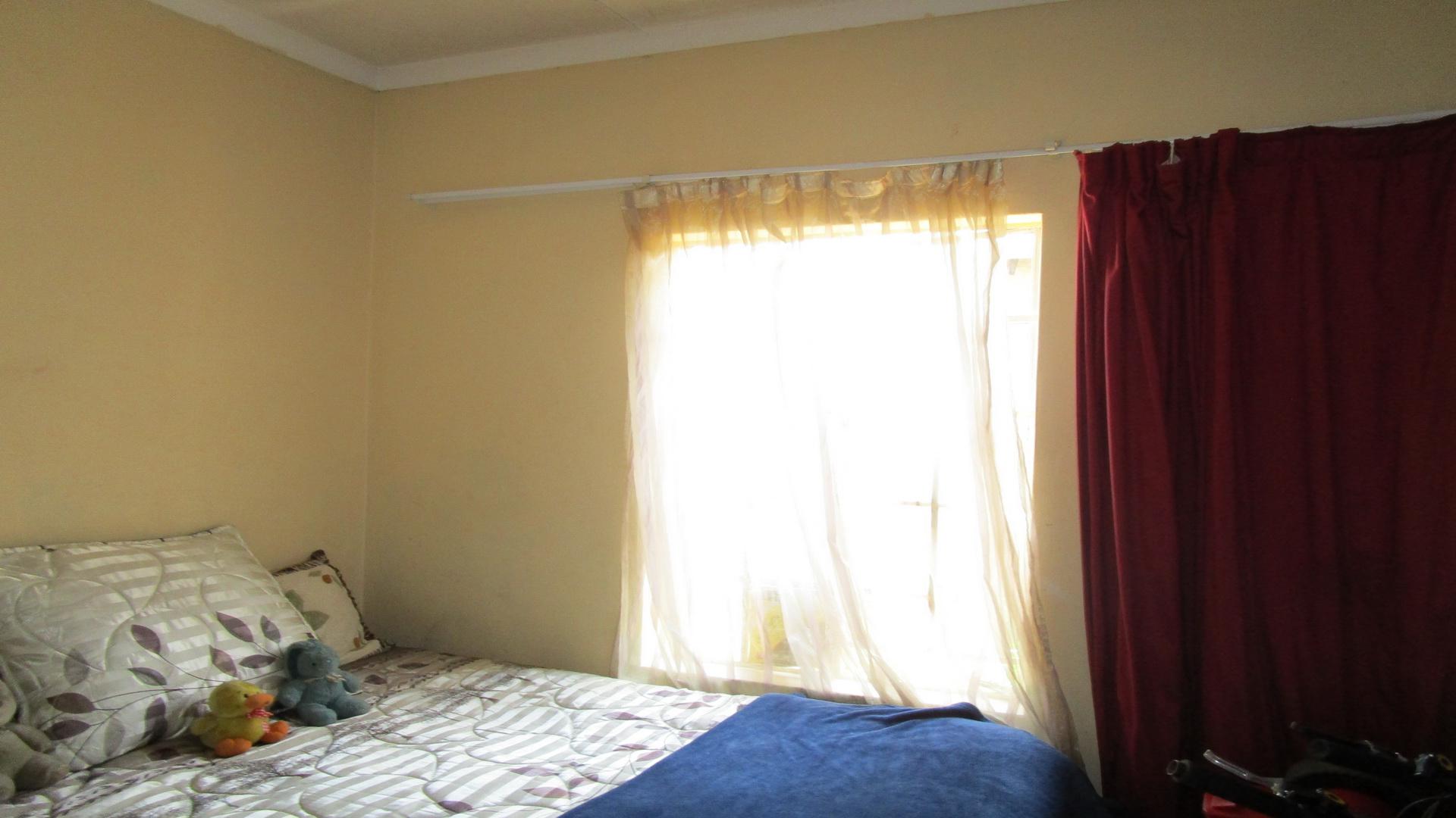 Bed Room 1 - 11 square meters of property in Emalahleni (Witbank) 