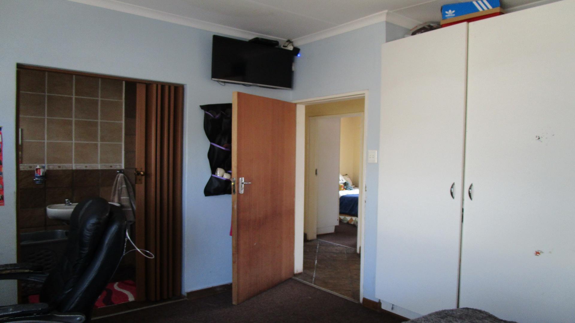 Main Bedroom - 16 square meters of property in Emalahleni (Witbank) 
