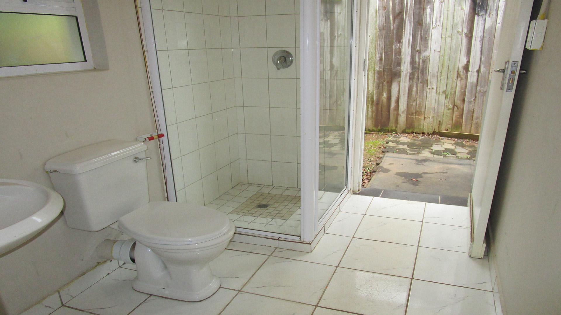 Staff Bathroom - 5 square meters of property in Crestholme