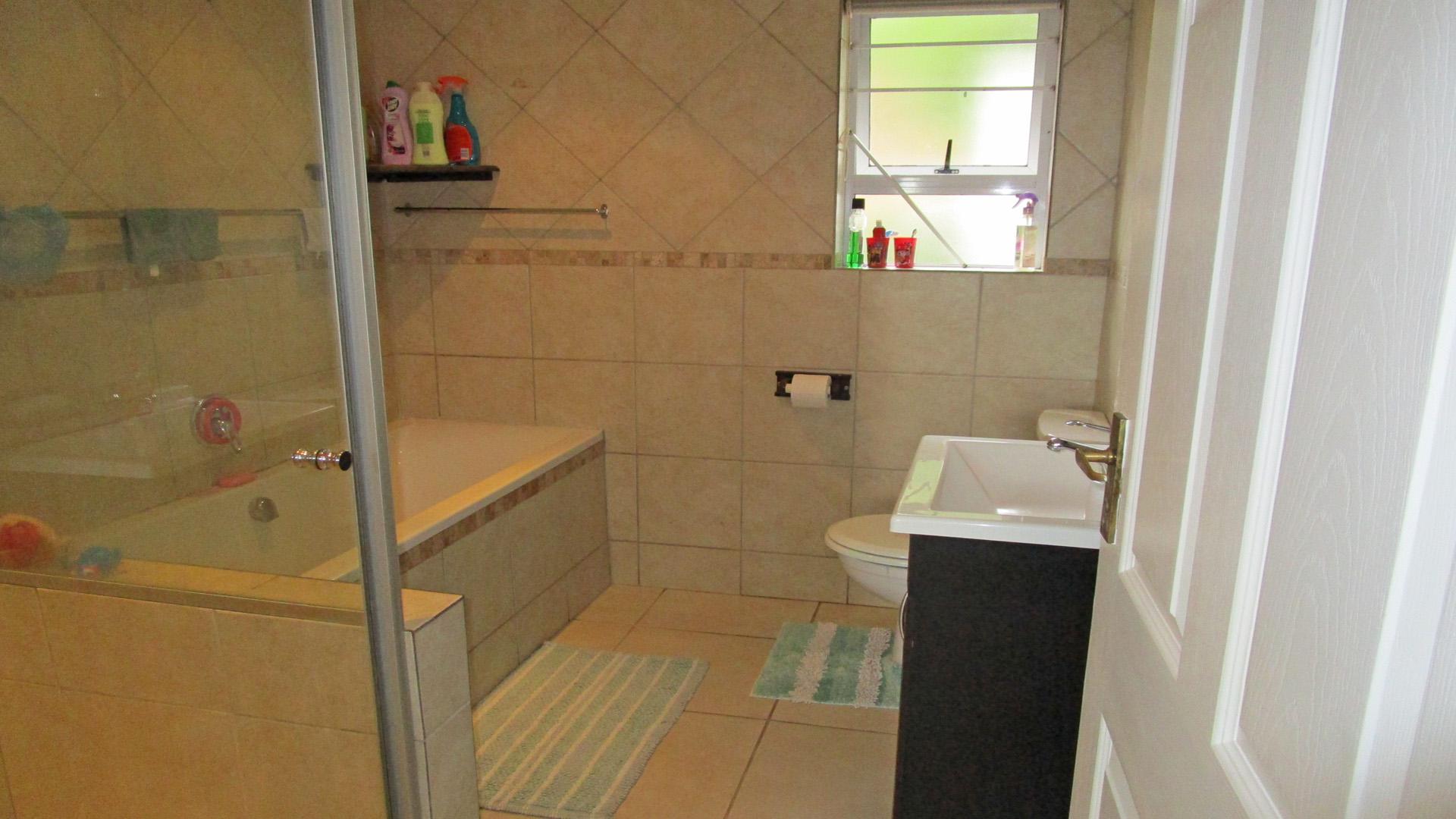 Bathroom 1 - 6 square meters of property in Crestholme