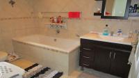 Main Bathroom - 6 square meters of property in Crestholme