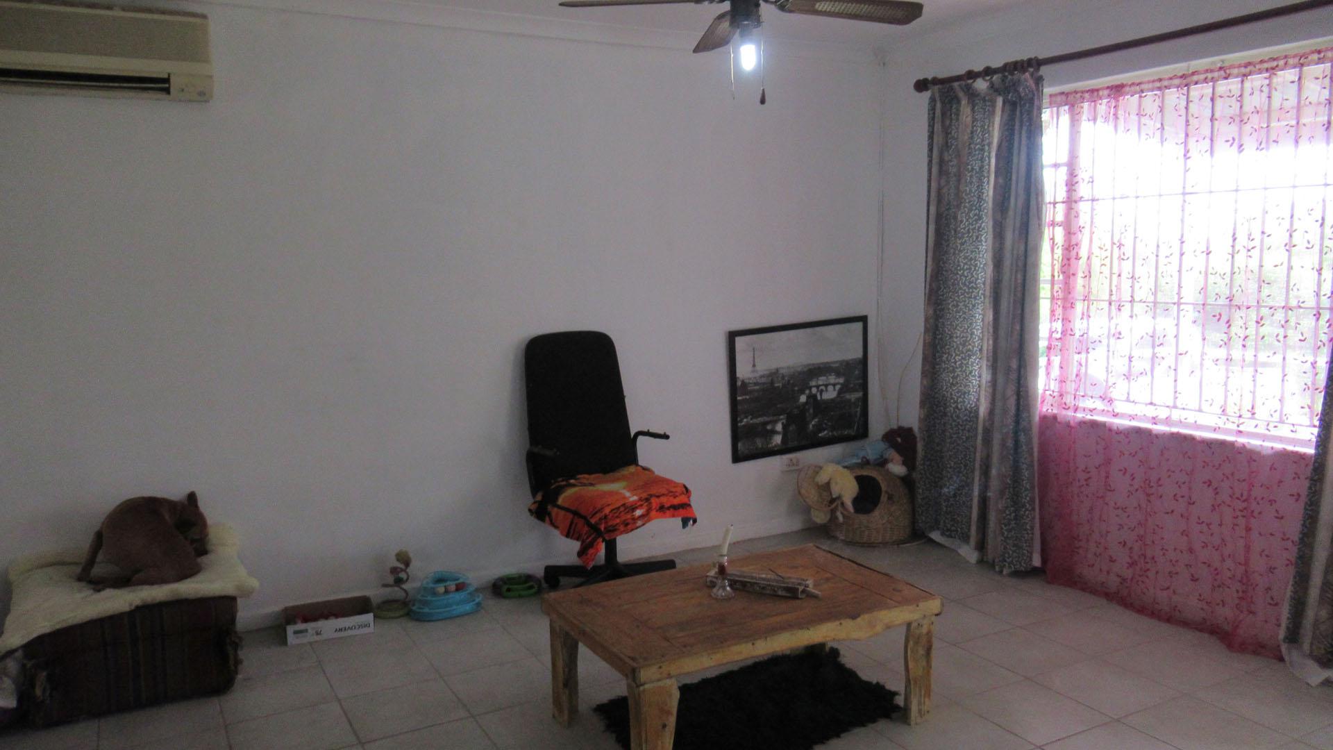 Lounges - 17 square meters of property in Lincoln Meade