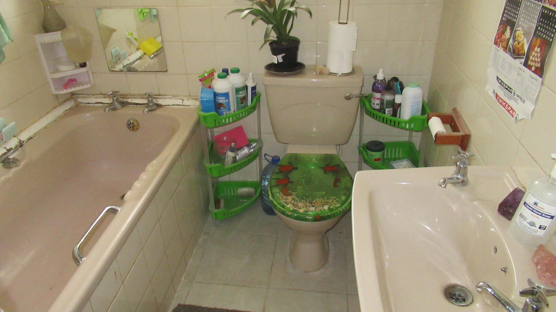 Bathroom 1 - 5 square meters of property in Lincoln Meade