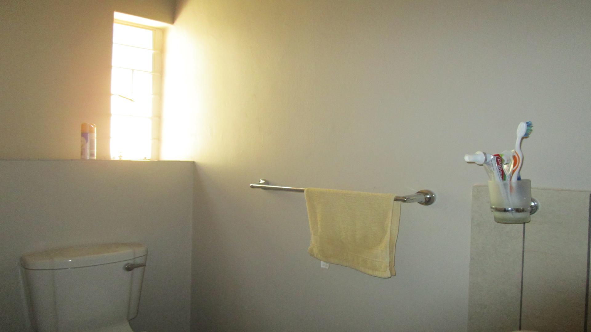 Main Bathroom - 3 square meters of property in Waterval East