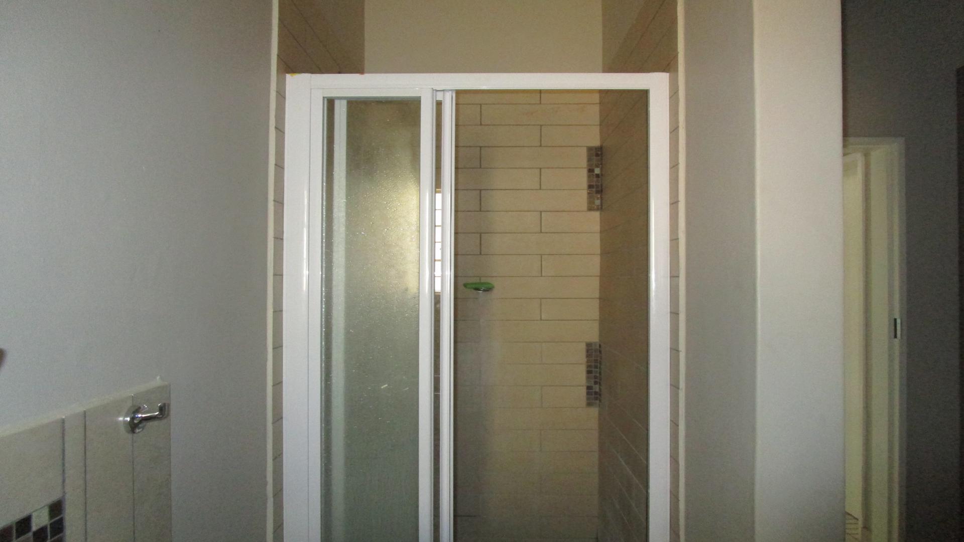 Main Bathroom - 3 square meters of property in Waterval East