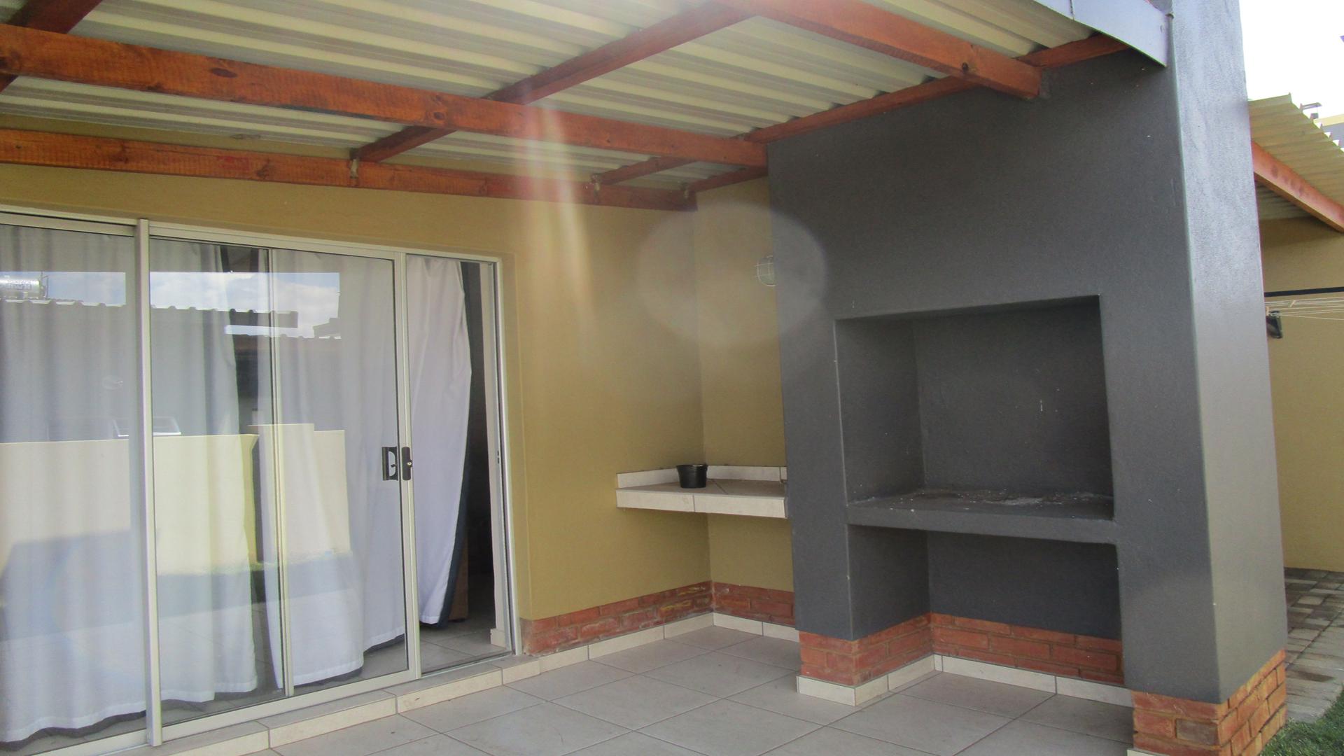Patio - 8 square meters of property in Waterval East