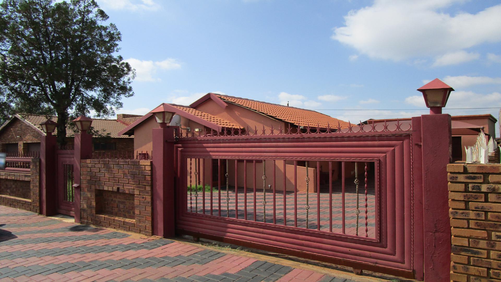 Front View of property in Soshanguve